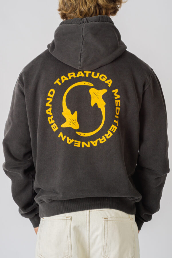 Sudadera Tibu Hoodie de Taratuga, fabricada en algodón sostenible con diseño casual, efecto desgastado y detalle de logo bordado. Ideal para aventuras al aire libre.